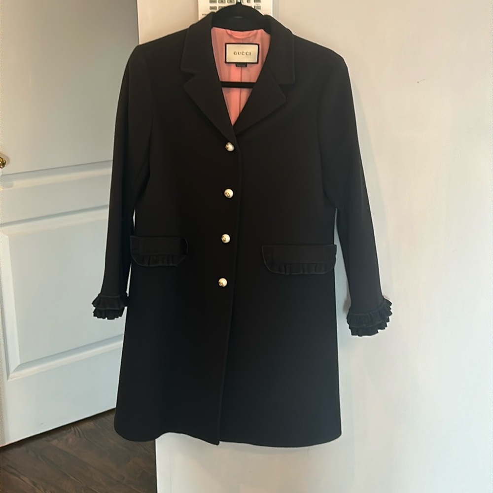 Gorg gucci coat brand new worn 2 times very beautiful fit timeless piece.